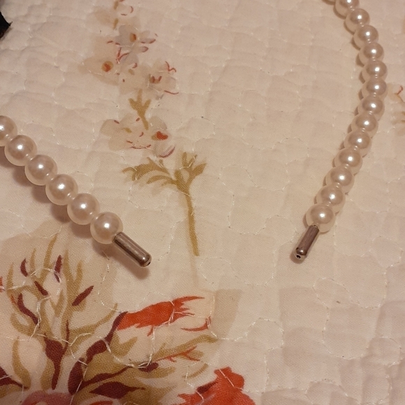 PEARL Headband with Floral Detail - Picture 3 of 3
